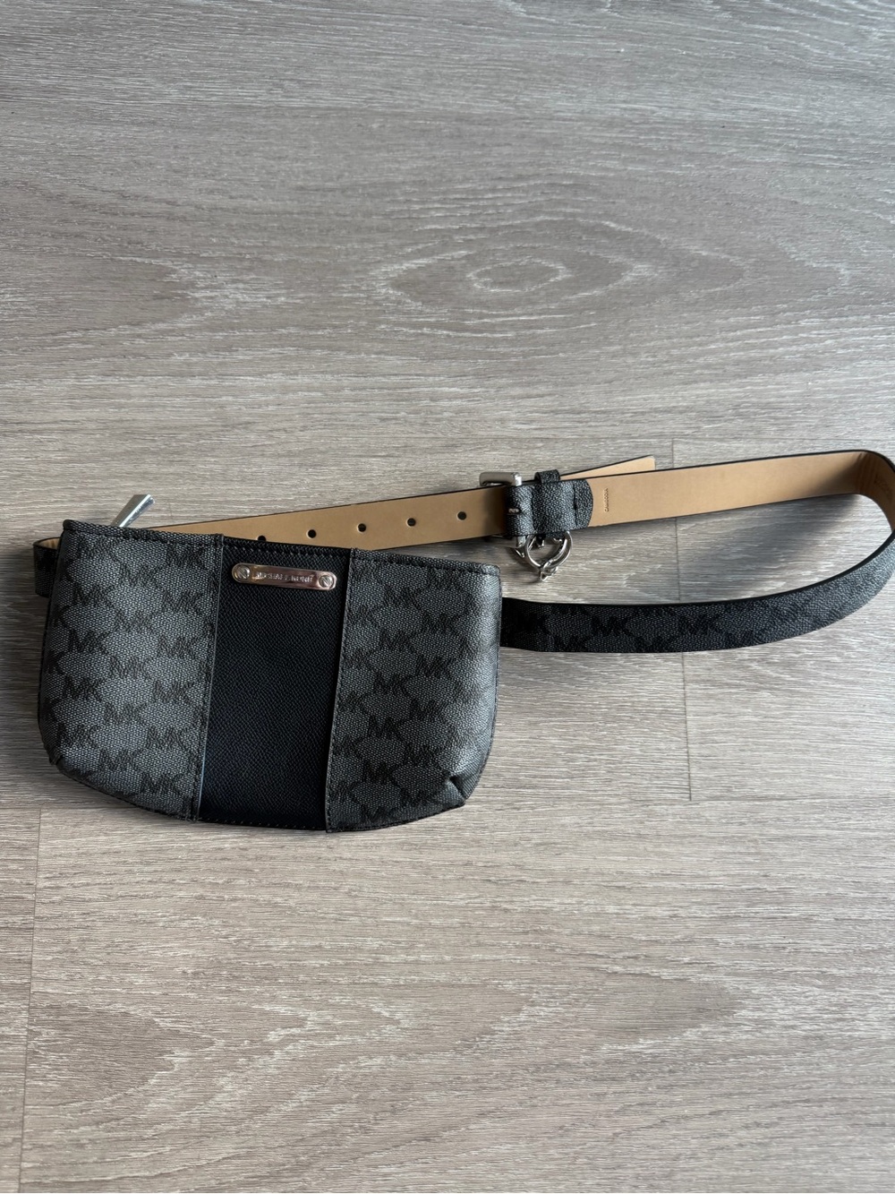 Michael Kors BRAND NEW Gray and Black Signature Belt Bag